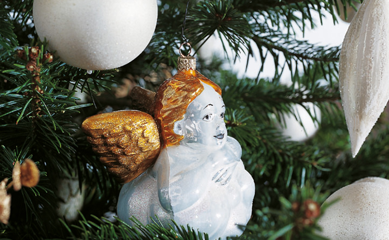 Christbaumschmuck: ein Engelchen in weiß und gold